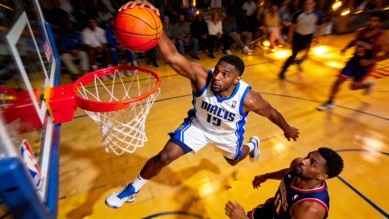 NBA比赛中球员突破上篮的瞬间